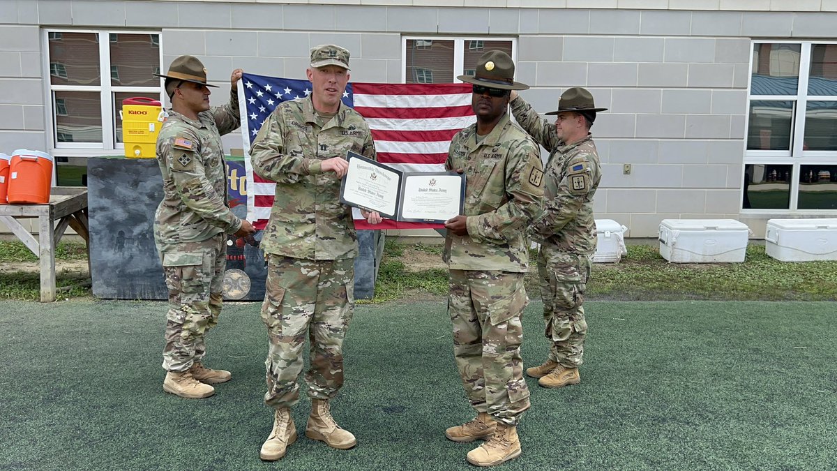 EchoCompany832's tweet photo. Congratulations Drill Sergeant Harden! This week, DS Harden re-enlisted indefinitely continuing his commitment to this great country.
#GoOrdnance
#PowerToSpare
#EchoLeadsTheWay
#EliminateTheThreat
@LTCRobinson_B @CSM_Grant @PomsNBombs https://t.co/6sSbH8PRTT