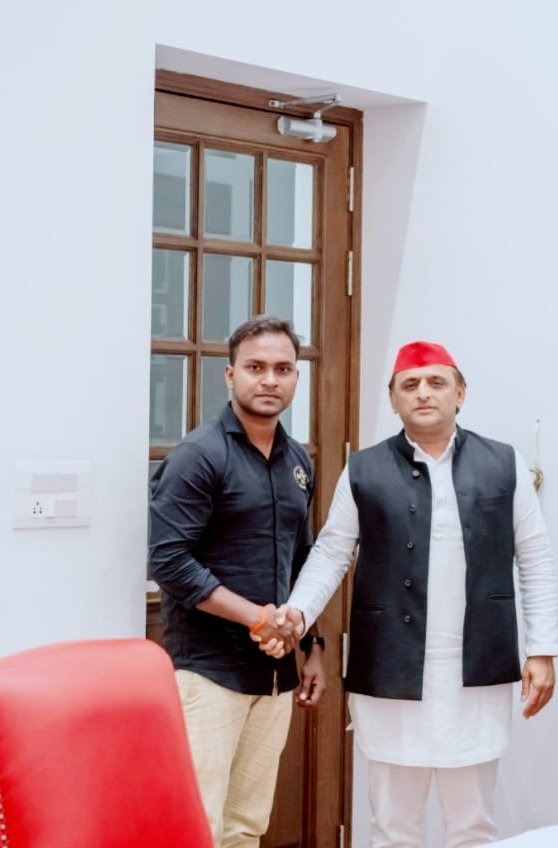 theguider_07's tweet photo. माननीय @yadavakhilesh  भैया जी up का युवा अब समझ चुका है उसका असर 24 में दिख जायेगा क्योंकि इस तरह की तानाशाही किसी सरकार ने नही की 7.50 लाख बच्चो को आपसे उम्मीद है की विधान सभा सत्र में #upsi मुद्दे को दोबारा उठाया जाए
#RAISE_UPSI_SCAM_IN_विधानसभा 
#UPSI_NEEDS_CBI_INVESTIGATION https://t.co/bB7IjNqaEf