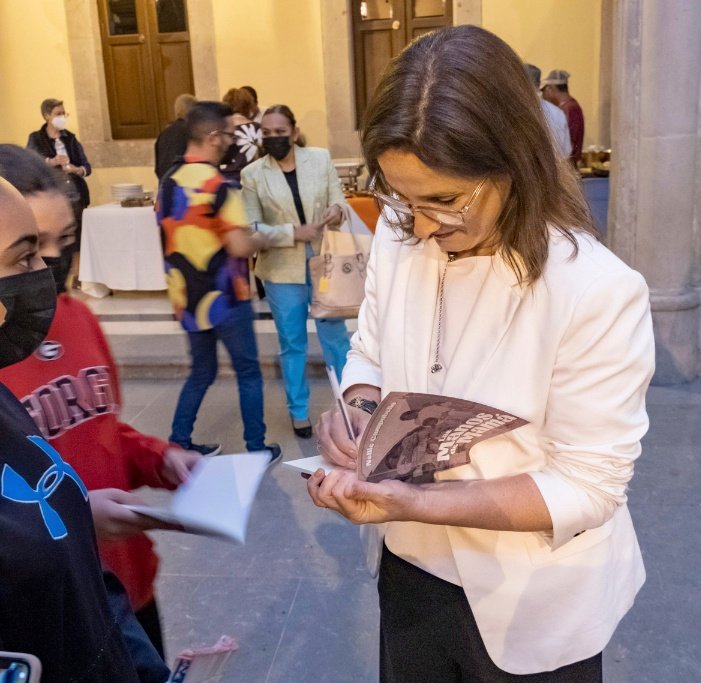HectorOAguilar's tweet photo. Felicidades a la escritora rosarina @LeinAlisa, por haber ganado el Premio de cuento hispanoamericano "Nellie Campobello", que otorgan el @iceddgo y el @bellasartesinba, dotado de cerca de 10 mil USD.

¡Más 🇦🇷 en 🇲🇽; más 🇲🇽 para 🇦🇷!

Ccp @LucinaJimenez @cultura_mx
#MirarAlSur https://t.co/76jd4DeRLp