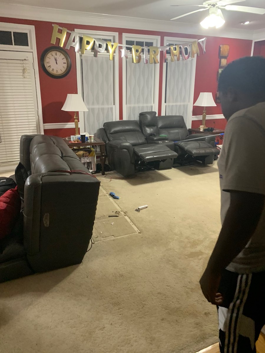 teafib's tweet image. WAS HAVIJG A SLEEPOVER AND A ROACH CAME OUT ON STREAM AND BEEN TRYNA KILL IT FOR LIKE 30 MINS. IDK WHEre it WENT AND IM STILL PARANOID 💀💀💀