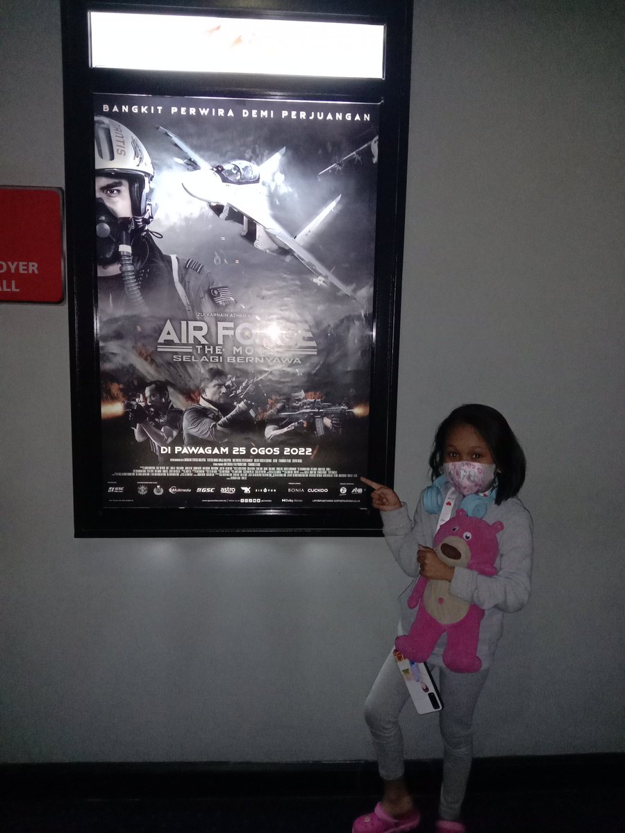 inawani's tweet photo. Kalau orang kata Mat Kilau 10 bintang, kakak bagi #airforcethemovie 15 bintang..Yang penting tengok ceta ni Inawani xtido..Tengok Mat Kilau Saya tido last minute. Air Force The Movie ni dia x bg chance beb.. Action non stop.. Semua watak main peranan.. https://t.co/WvAZnodOeJ