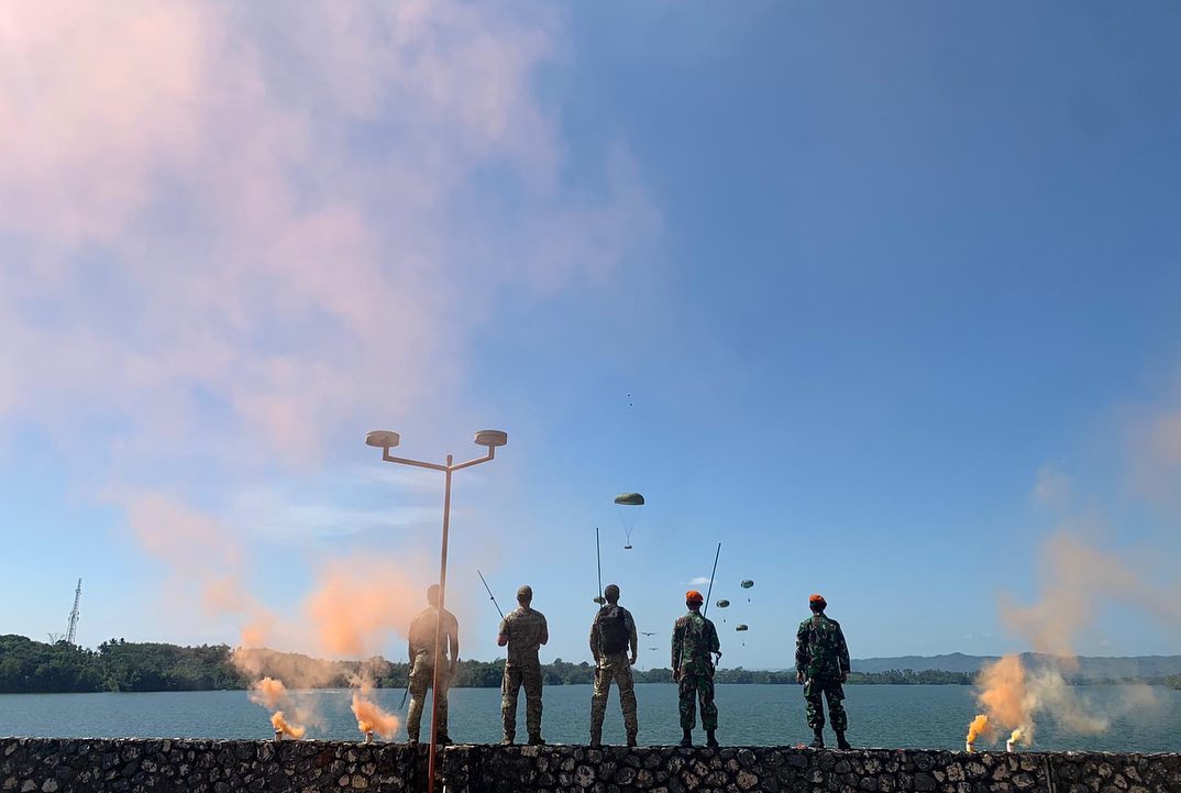 Jatosint's tweet photo. Indonesian #TNIAU #PASGAT and American #USAF Combat Control Team guiding 🇮🇩🇺🇸 C-130s during a joint air drop exercise in East Java (6/2022)
📸TNI AU https://t.co/3zV6eatxcF