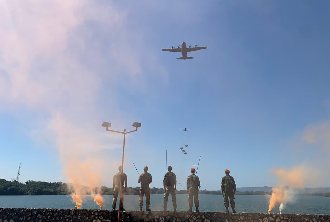 Jatosint's tweet photo. Indonesian #TNIAU #PASGAT and American #USAF Combat Control Team guiding 🇮🇩🇺🇸 C-130s during a joint air drop exercise in East Java (6/2022)
📸TNI AU https://t.co/3zV6eatxcF