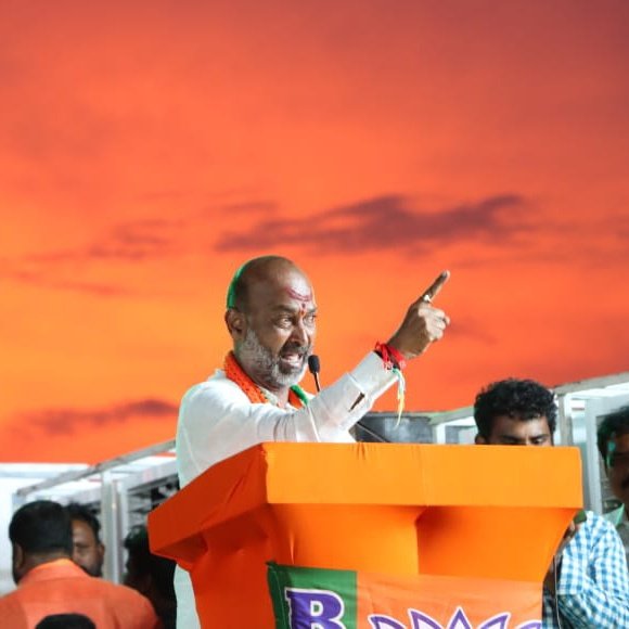 thalwar143's tweet photo. సహనం, ఓర్పు ఒక్కసారిగా కట్టలు తెంచుకొని ఓరుగల్లు గడ్డమీద గర్జించిన మన కాషాయ దళపతి @bandisanjay_bjp గారు.

#KCR సాగిస్తున్న రాచరికపు పాలనకు బలవుతున్న తెలంగాణ బిడ్డల బాధల నుండి పుట్టిన ఆక్రోశమే ఆకాశం లో నిప్పులు కక్కుతూ కనిపిస్తున్నది.

#NewProfilePic
#kcrfamilyscaredofbjp https://t.co/SQqCgHWsVR