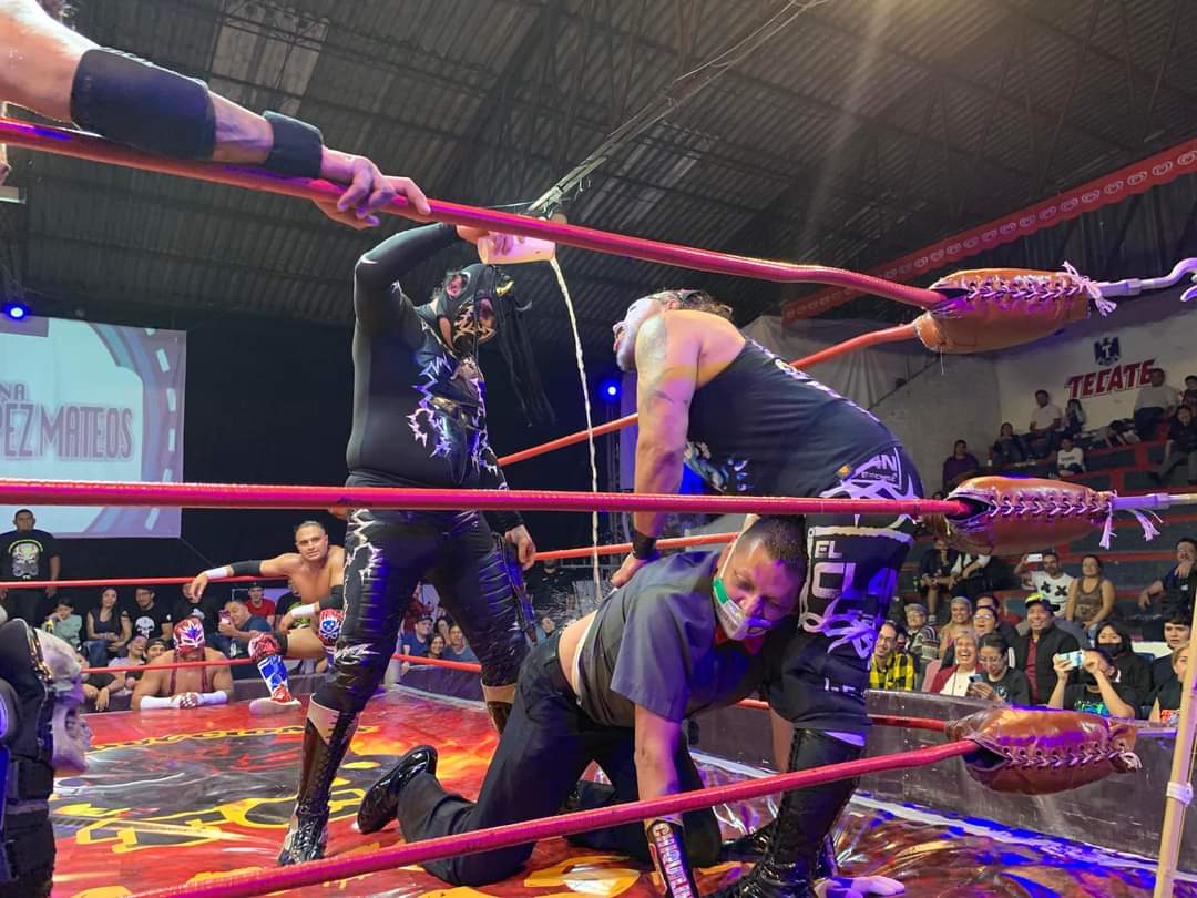 LaTijeraLucha's tweet photo. #SharlieRockstar, #Cibernetico @Zorro_Nononono y #MrElectro se lleva la victoria en la batalla estelar de #ProduccionesTC derrotando a @ElTexanoJr, @SuperNovaof quienes se acompañaron de #ReyEspectro y #MrAguila, el público entregado al 100% a los exintegrantes del #Clan... https://t.co/pdZGH9rWa6