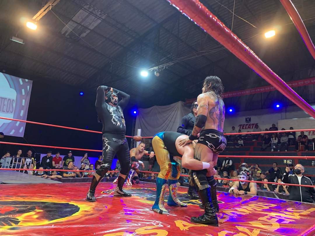 LaTijeraLucha's tweet photo. #SharlieRockstar, #Cibernetico @Zorro_Nononono y #MrElectro se lleva la victoria en la batalla estelar de #ProduccionesTC derrotando a @ElTexanoJr, @SuperNovaof quienes se acompañaron de #ReyEspectro y #MrAguila, el público entregado al 100% a los exintegrantes del #Clan... https://t.co/pdZGH9rWa6