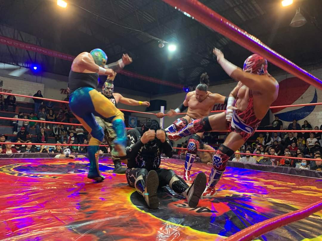LaTijeraLucha's tweet photo. #SharlieRockstar, #Cibernetico @Zorro_Nononono y #MrElectro se lleva la victoria en la batalla estelar de #ProduccionesTC derrotando a @ElTexanoJr, @SuperNovaof quienes se acompañaron de #ReyEspectro y #MrAguila, el público entregado al 100% a los exintegrantes del #Clan... https://t.co/pdZGH9rWa6