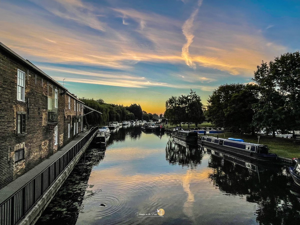 VeronicaJoPo's tweet photo. Good morning from Ely 🤗
Wishing you a lovely Sunday! #sunise  #goodmorning #thefens https://t.co/3vZNMLmkVy