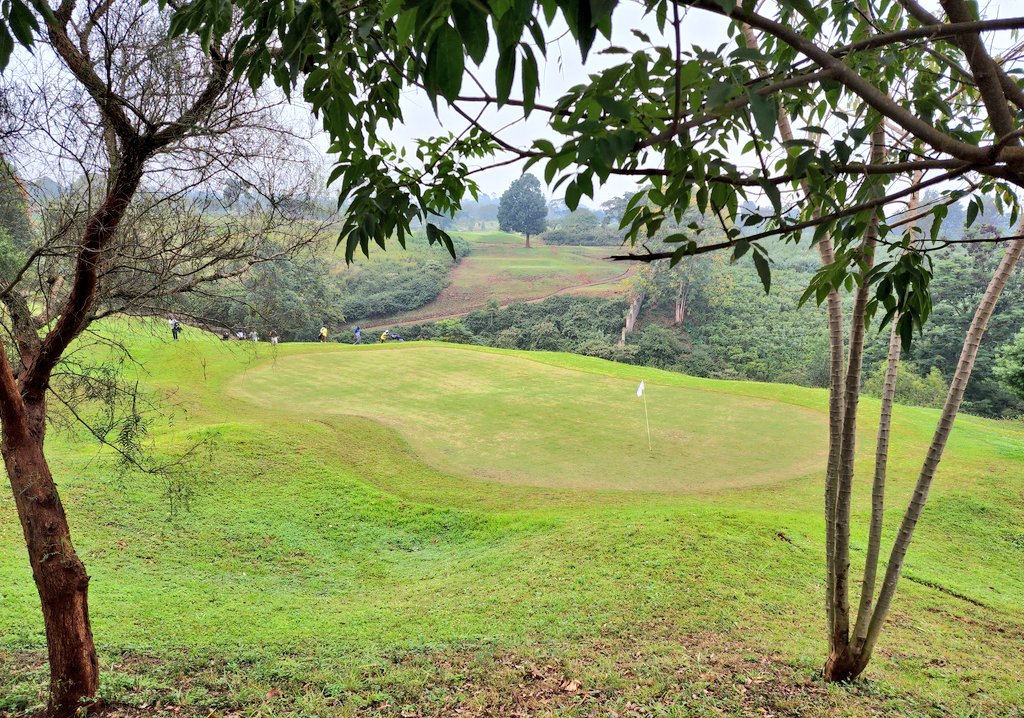 CharlesGacheru's tweet photo. The Par 3 5th at #Migaa is another hike! No bail out area, go across the ravine or go home. The descent from the tee box is a knee knocker and the climb to the green requires hiking shoes, strong glutes, even stronger calve muscles, a strong heart and large capacity lungs! https://t.co/U7aB3cEpwt