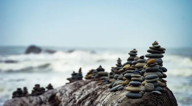 3CatInfo's tweet image. Fer piles de pedres a la platja o al bosc, una &quot;inconsciència&quot; que fa perillar l&apos;ecosistema bit.ly/3Q03ZcJ