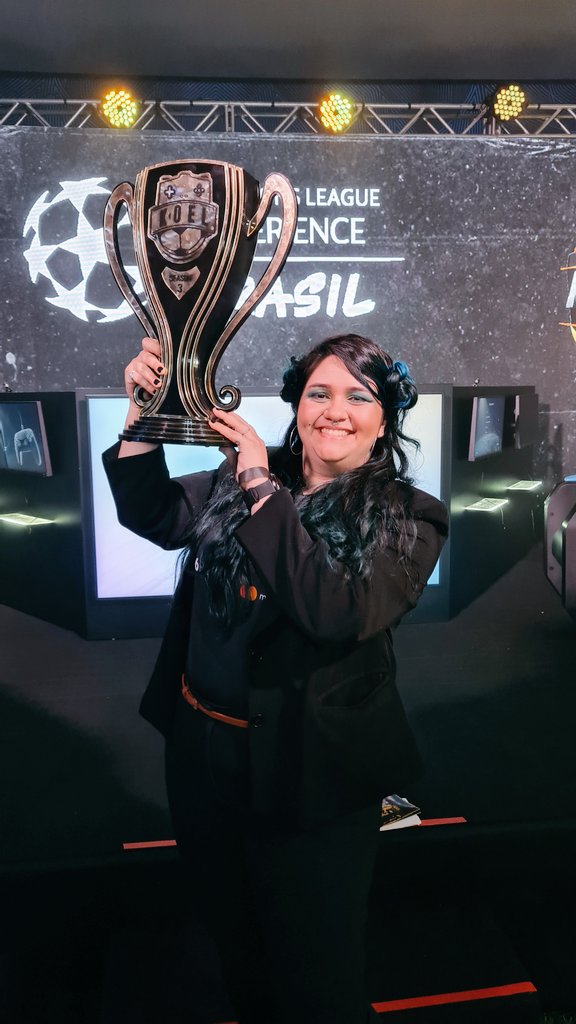 Parabéns à dupla do <a href="/BotafogoeSports/">Botafogo eSports</a> por garantir o troféu da <a href="/koeloficial/">KickOff Electronic League</a> Finals <a href="/C6Bank/">C6 Bank</a> <a href="/MastercardBR/">Mastercard Brasil</a>! ⚽️ 

@SPQR_Nathansr22 e <a href="/Young192_/">Young</a> vocês são brabos! 💪🏼

Pensa num troféu pesado 🏆

KOEL III entregue como repórter e entrevistadora! 🎙