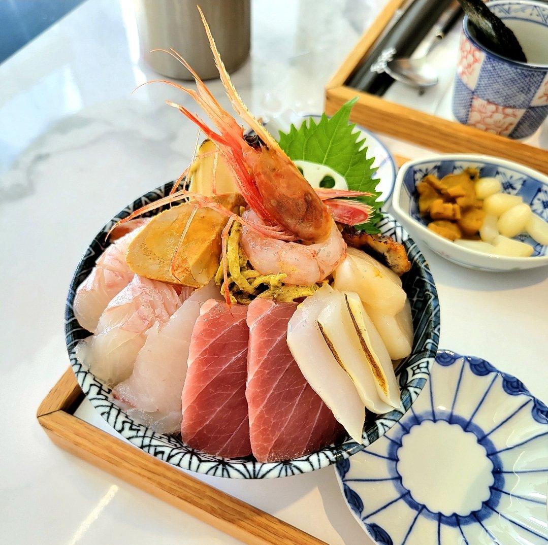 hanshokuka_sako's tweet photo. 📍ソウル・新沙

「카이센동 우니도」
🍴카이센동

📝サーモン、マグロ、アワビ、あん肝など盛りだくさんの豪華海鮮丼🐟️✨️店内は割りとポップな雰囲気🍣

🚃③・新盆唐線신사(シンサ)駅6番出口から徒歩8分
🚕서울 강남구 압구정로2길 15 1층 

#韓国旅行 #韓国グルメ
 #海鮮丼 #韓食家_sako https://t.co/OIBDLp5M90