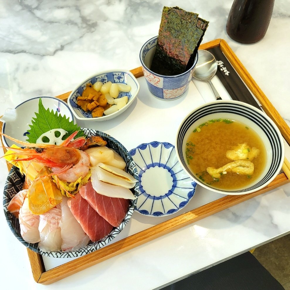 hanshokuka_sako's tweet photo. 📍ソウル・新沙

「카이센동 우니도」
🍴카이센동

📝サーモン、マグロ、アワビ、あん肝など盛りだくさんの豪華海鮮丼🐟️✨️店内は割りとポップな雰囲気🍣

🚃③・新盆唐線신사(シンサ)駅6番出口から徒歩8分
🚕서울 강남구 압구정로2길 15 1층 

#韓国旅行 #韓国グルメ
 #海鮮丼 #韓食家_sako https://t.co/OIBDLp5M90