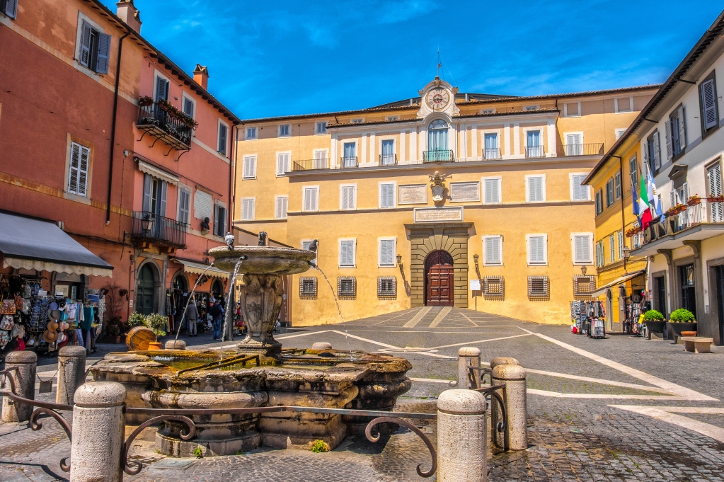 visit_lazio's tweet photo. Una rilassante passeggiata mattutina nel cuore di #CastelGandolfo, una perla del Parco dei Castelli Romani ricca di storia, bellezze e tradizioni. 

Ci siete mai stati? 

#VisitLazio #FaiUnSaltoNelLazio #LazioEternaScoperta #LazioIsMe https://t.co/7YH9GnehhQ