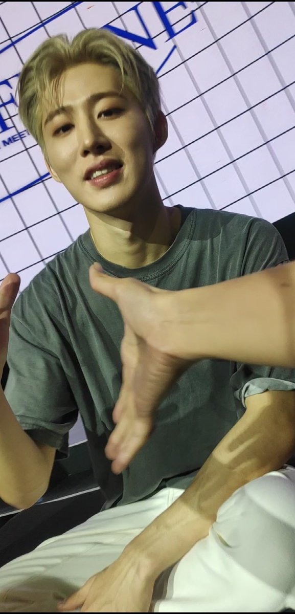 jonginseoul's tweet photo. HANBIN WAS IN FRONT OF ME, HOLDING MY HAND
OH MY GOD HE LOOKS SO FUCKING GOOD
#BIinManila #KimHanbin #HANBIN #BI #HanbinInManila #ItsBInAWhile #BIofflineInManila https://t.co/5wg6wtbJqg