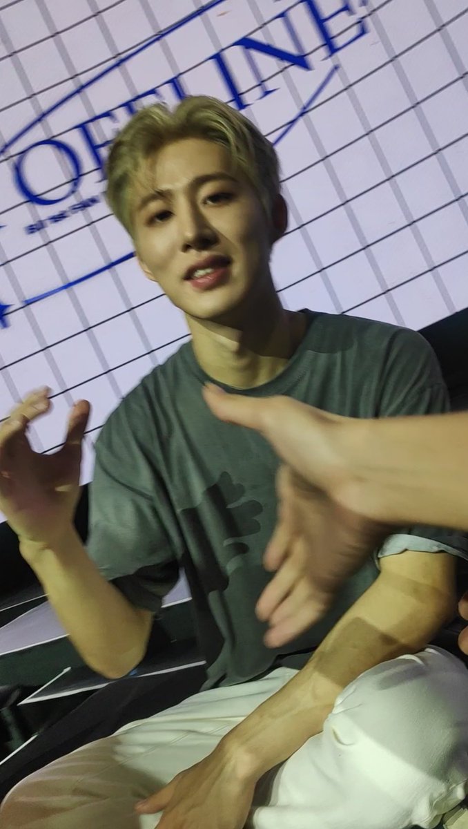 jonginseoul's tweet photo. HANBIN WAS IN FRONT OF ME, HOLDING MY HAND
OH MY GOD HE LOOKS SO FUCKING GOOD
#BIinManila #KimHanbin #HANBIN #BI #HanbinInManila #ItsBInAWhile #BIofflineInManila https://t.co/5wg6wtbJqg