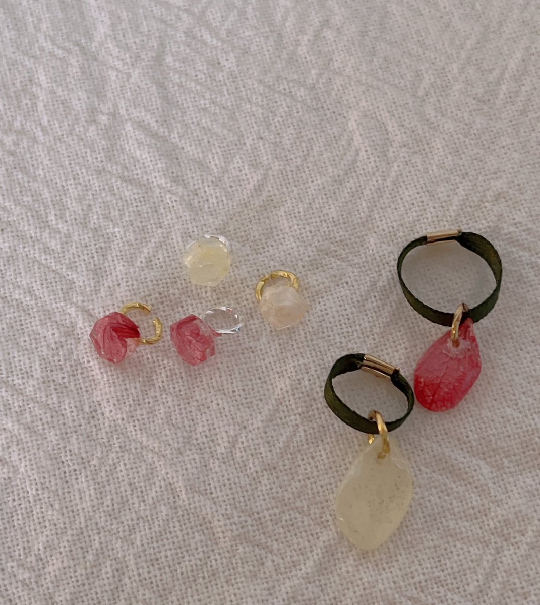 kirintobebe's tweet photo. new!
花脈アクセサリー for OB11
あじさいの花弁を1枚1枚丁寧にレジンを塗り重ねました。繊細な花脈が美しいアクセサリーです。形や大きさ、色はそれぞれ異なりますのでお気に入りの花脈を探して貰えたら嬉しいです⚘
バングル ¥500
チョーカー ¥800
#仙コミ
#DimpleNui https://t.co/PMsyLOFkrO