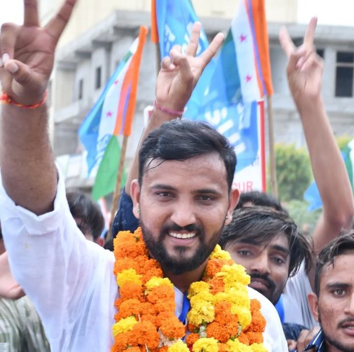 HarendraJnvu's tweet photo. जो व्यक्ति जीवन में कभी संघर्ष
से परिचित नहीं होता , 
इतिहास गवाह है कि वो कभी चर्चित नहीं होता .. ll https://t.co/D5rzDXOkoc