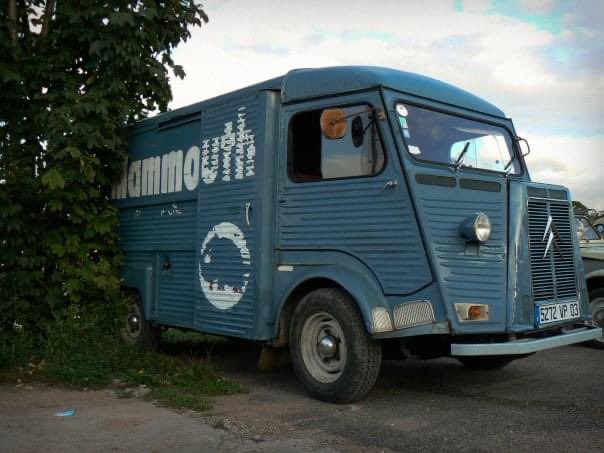 Thibault_BEAL's tweet photo. #blueber « Mammouth écrase les prix ». Contrepet spécial pour @leblogauto. Nevers, 2009 https://t.co/PYpKhdZG99