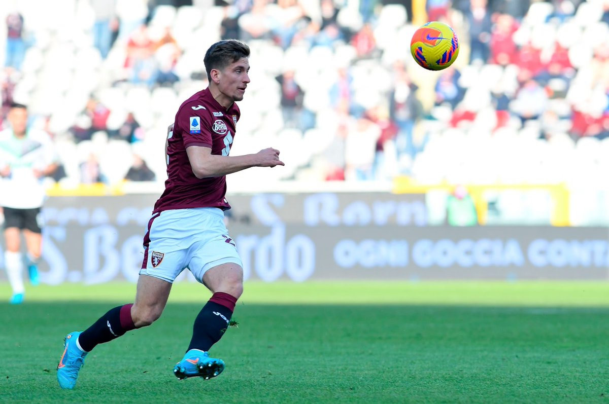 Andre_Dalma's tweet photo. Ok Dennis, anche l'ultima passerella con il Leicester l'hai fatta. Ora sei pronto? Una foto di #Praet al giorno fino al suo ritorno al @TorinoFC_1906. https://t.co/Ta9QFAFP21