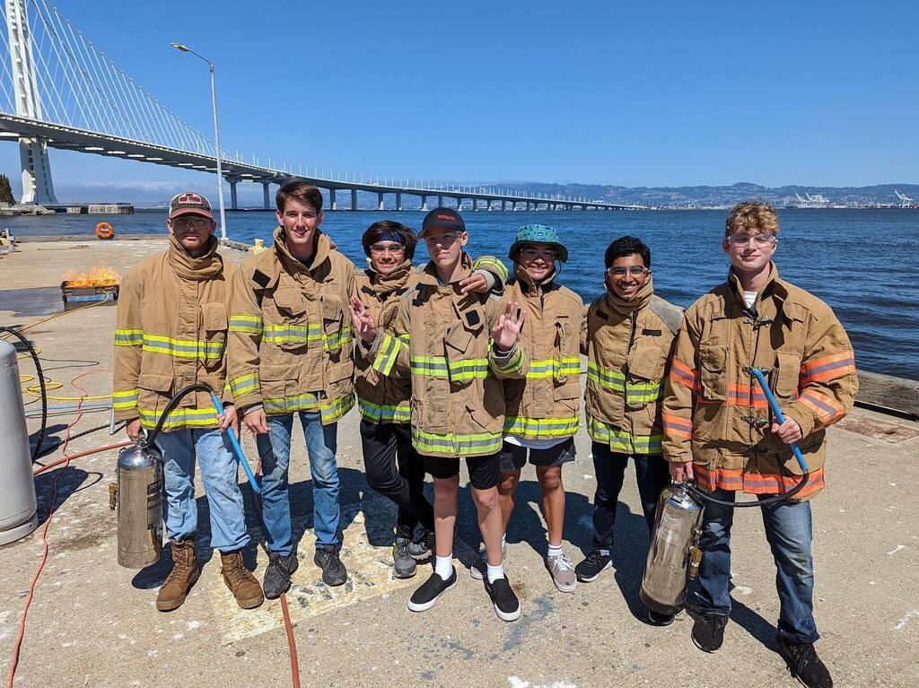 SSSGryphon's tweet photo. We had a great day at Safety at Sea 2022! We enjoyed learning and practicing skills, such as lighting flares and using a fire extinguisher. Thank you to the US Coast Guard Sector San Francisco for letting us use their base and helping teach today!

#seascouts #safetyatseatra… https://t.co/gbBicNmtPq