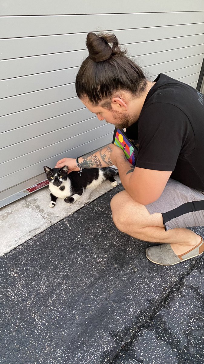 SarahJeannine's tweet photo. First you hang out at your favorite brewery with your favorite food truck &amp; brewery cat https://t.co/aKg33qYGoY