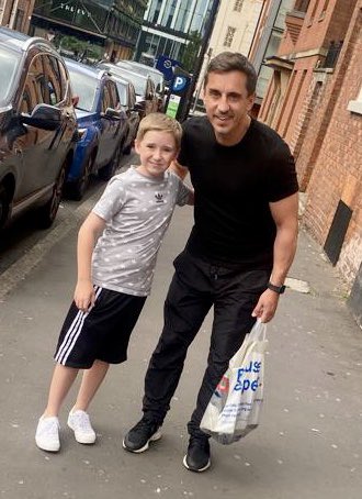 Thank you <a href="/GNev2/">Gary Neville</a> for taking the time out for a photo with my son. Complete Legend and Gentleman.
#Heropic
#MUFC
#UTDlegend