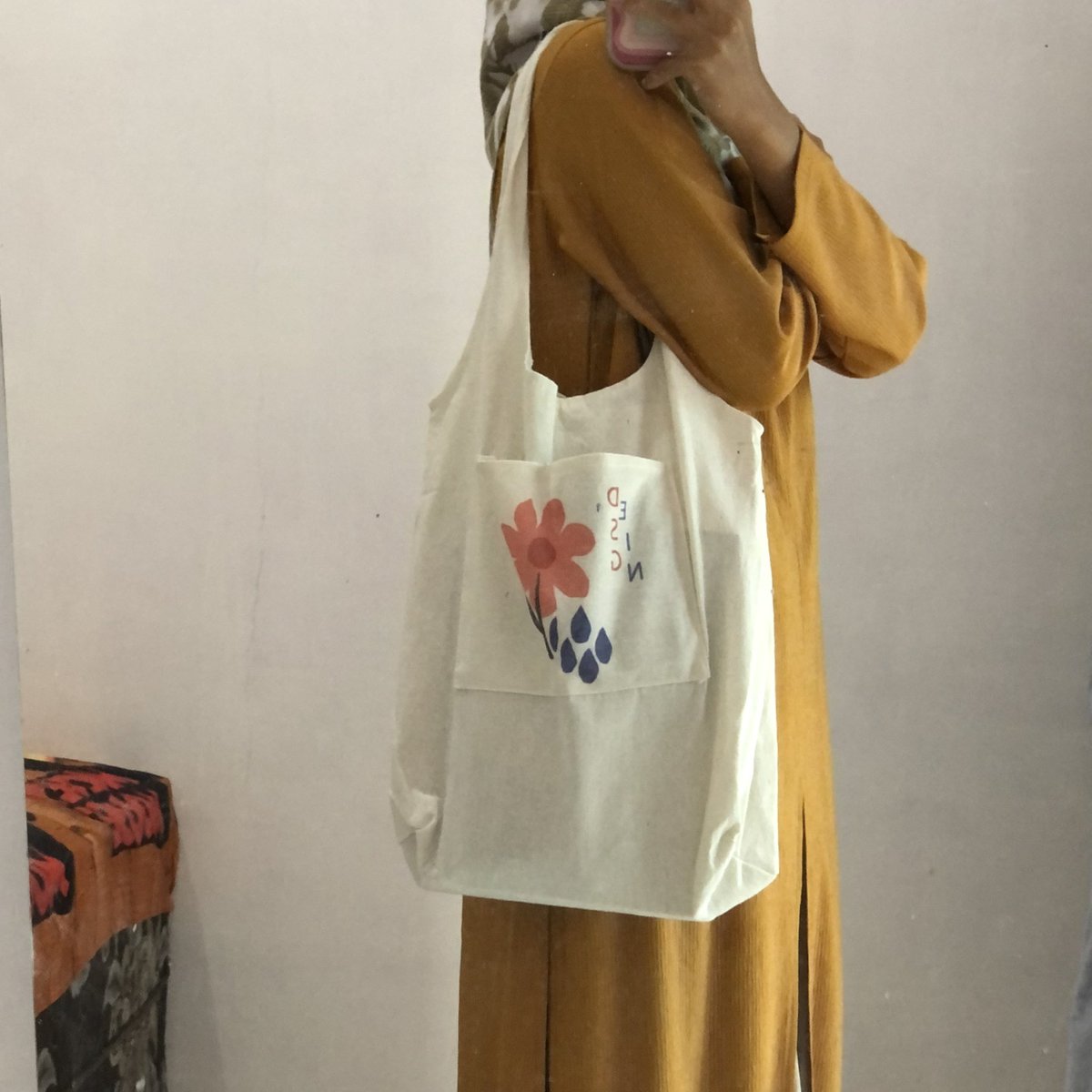 jkhiddengf's tweet photo. @OOTDFESS • Tote bag murah

Tbh diantara 2 bag ini bahanya cakepan yg bunga. Tapi kalo utk daily doang yg namjooning masi oke bgt. Udh kucoba muat laptop dan buku beban smstr akhir🫶🏻

Pict 1 (7k) ⭐️4,7/5 https://t.co/JYed07EaRf
Pict 2 (13k) ⭐️4,7/5 https://t.co/eCn1dfpYwh https://t.co/sDd0M82zb0