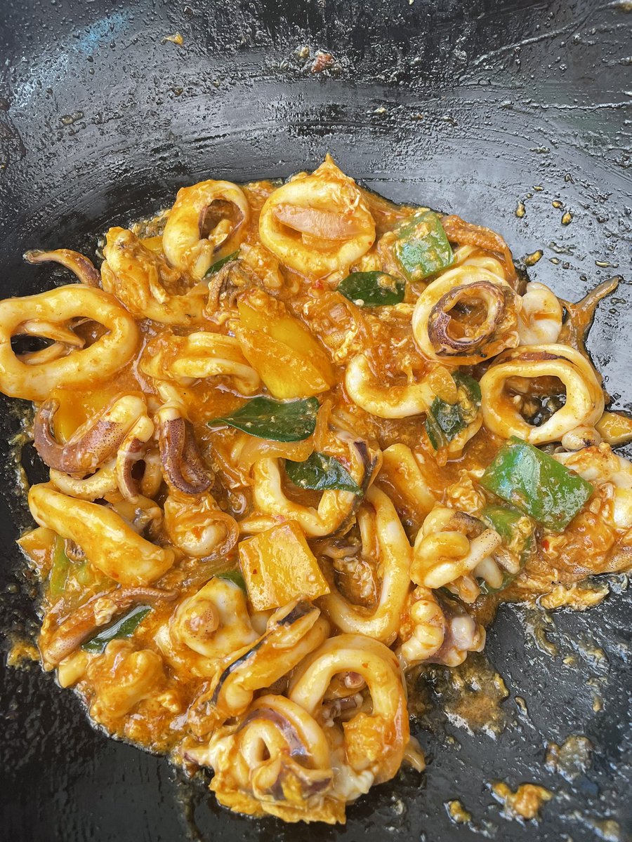 athierahzainal's tweet photo. Siakap masam manis sotong tumis kati tofu steam ayam cincang . #lunch https://t.co/x9miH2fTmX