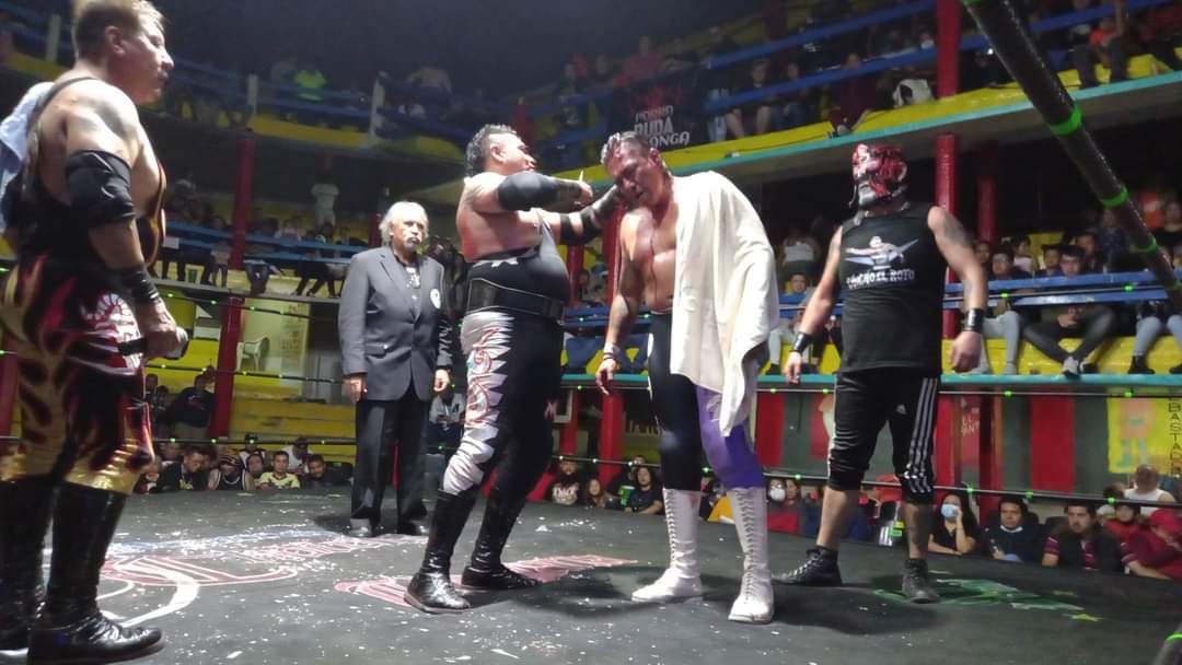 LaTijeraLucha's tweet photo. Triunfo en el centro del ring para #ElGallego que se lleva la cabellera de #ChuchoElRoto en una batalla sangrienta y que es premiada por la afición de #PromocionesCholoDeTijuana Al final, hay invitación por #MrCondor y #Gallego para que #Chucho se integre... https://t.co/SH5NofVhr3