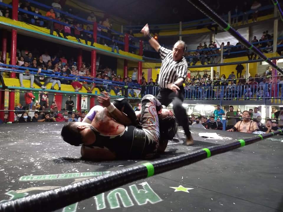 LaTijeraLucha's tweet photo. Triunfo en el centro del ring para #ElGallego que se lleva la cabellera de #ChuchoElRoto en una batalla sangrienta y que es premiada por la afición de #PromocionesCholoDeTijuana Al final, hay invitación por #MrCondor y #Gallego para que #Chucho se integre... https://t.co/SH5NofVhr3