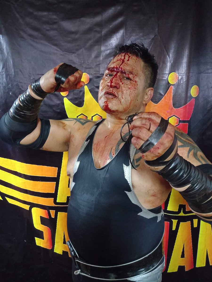 LaTijeraLucha's tweet photo. Triunfo en el centro del ring para #ElGallego que se lleva la cabellera de #ChuchoElRoto en una batalla sangrienta y que es premiada por la afición de #PromocionesCholoDeTijuana Al final, hay invitación por #MrCondor y #Gallego para que #Chucho se integre... https://t.co/SH5NofVhr3