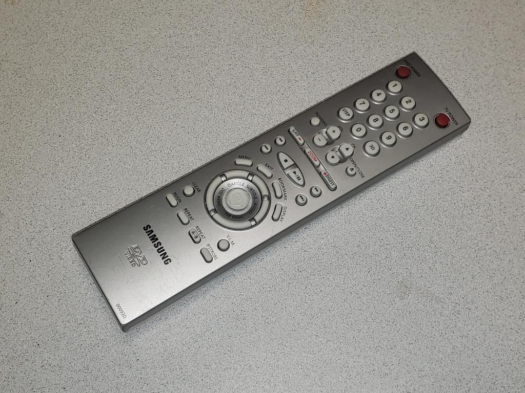 _ScatoLOGIC_'s tweet photo. Does anyone know if this is the correct remote for the Nuon Enhanced Samsung DVD-N501 player? I think it is because of the zoom button, but it doesn't really indicate it is the one I am searching for. I found this in an old laundry basket full of books! 😂 #VMLabs #Nuon https://t.co/CAQQ4SOfLS