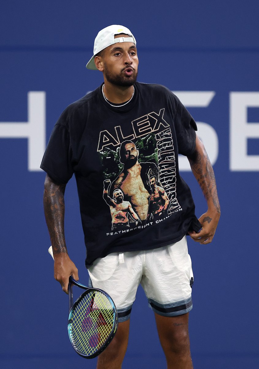 .<a href="/NickKyrgios/">Nicholas Kyrgios</a> wearing an <a href="/alexvolkanovski/">Alex Volkanovski</a> t-shirt during #USOpen practise is absolutely what I'm here for. 

#UFC #Tennis