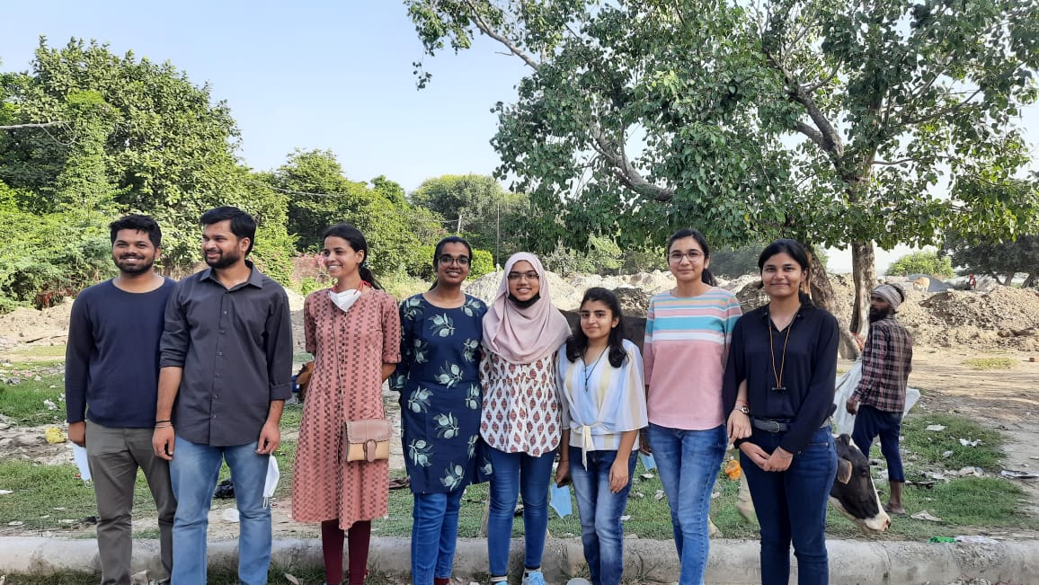 hands_thathelp's tweet photo. Another great day , another good deed ! ☺️☺️ @hands_thathelp expanded this time and gave not only clothes but also provided a fulfilling meal to the needy ones at kashmere gate, New Delhi Kudos to the team!!🤩🤩 Kudos to @Neelam21183701 for leading the team !!🔥🔥 https://t.co/FMHWDTNl8b