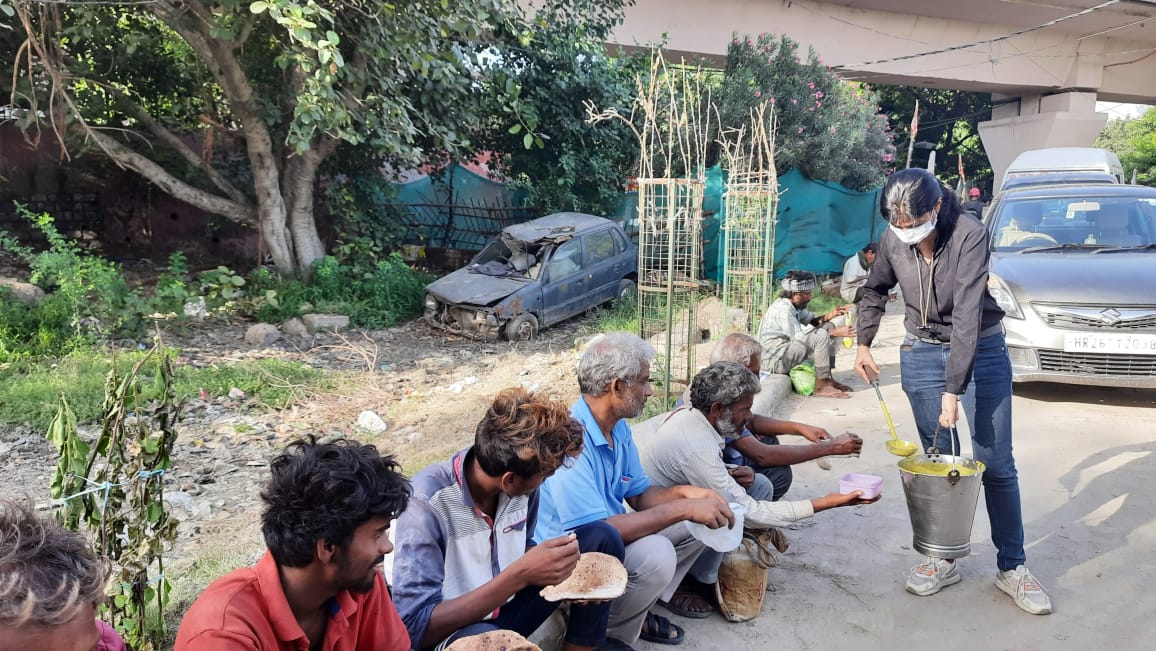 hands_thathelp's tweet photo. Another great day , another good deed ! ☺️☺️ @hands_thathelp expanded this time and gave not only clothes but also provided a fulfilling meal to the needy ones at kashmere gate, New Delhi Kudos to the team!!🤩🤩 Kudos to @Neelam21183701 for leading the team !!🔥🔥 https://t.co/FMHWDTNl8b