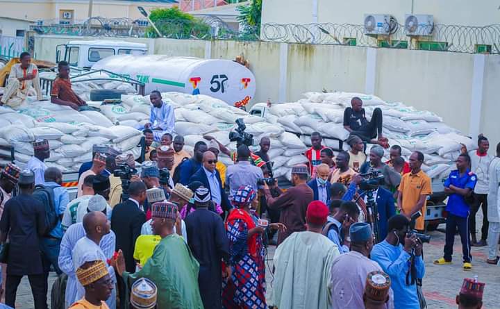 LeadershipHausa's tweet photo. Kayan abinci buhu dubu takwas da dari biyu da ashirin da takwas (8,228) da Ministan sadarwa, @ProfIsaPantami, ya nemo wa mutanen Gombe cikin tallafin shugaban Kasa, Muhammadu @MBuhari, da ake raba wa a fadin Nijeriya.

📸: Pantami : @MBAMIIIN https://t.co/IwdlJjnjqf
