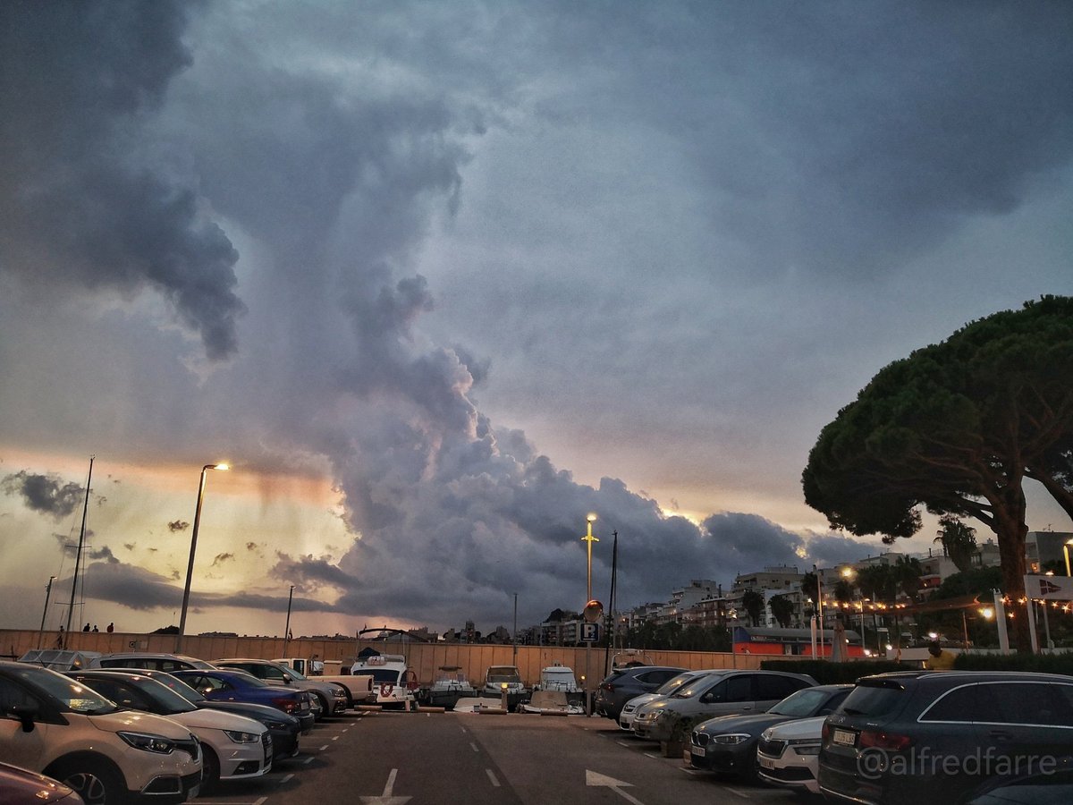 alfredfarre's tweet photo. Malgrat 27-8-2022 20:45h.
Núvols foto disparada des de #CVBLANES #storm #malgratdemar #meteo #clouds
📷@alfredfarre https://t.co/TOuTNtyxXF
