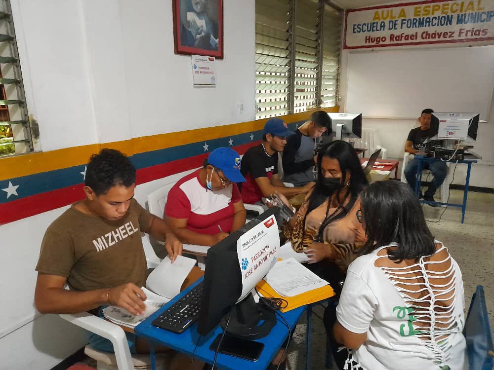 comandosergioh's tweet photo. A esta hora nuestros equipos realizan la carga y sistematización de los resultados de cada una de las elecciones realizadas en las comunidades; el @PartidoPSUV se fortalece en Ciudad Bolívar juntos somos más #UniónParaLaVictoria https://t.co/J9XVuEGhme