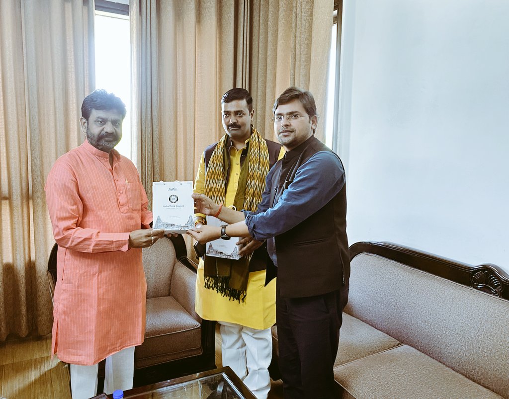 CEC_ITC's tweet photo. Faculty of @IndiathinkOrg Shri @rakeshbjpup and Director Shri @ITC_SaurabhP invited Shri @dayalugurubjp Ji ,Hon. Minister @UPGovt at UP Sadan in New Delhi for the *wellness Toursim* roundtable at EDII, Gandhinagar;Part of #CEC22 @uptourismgov @MukeshMeshram @jaiveersingh099 https://t.co/EGHFlcjXim