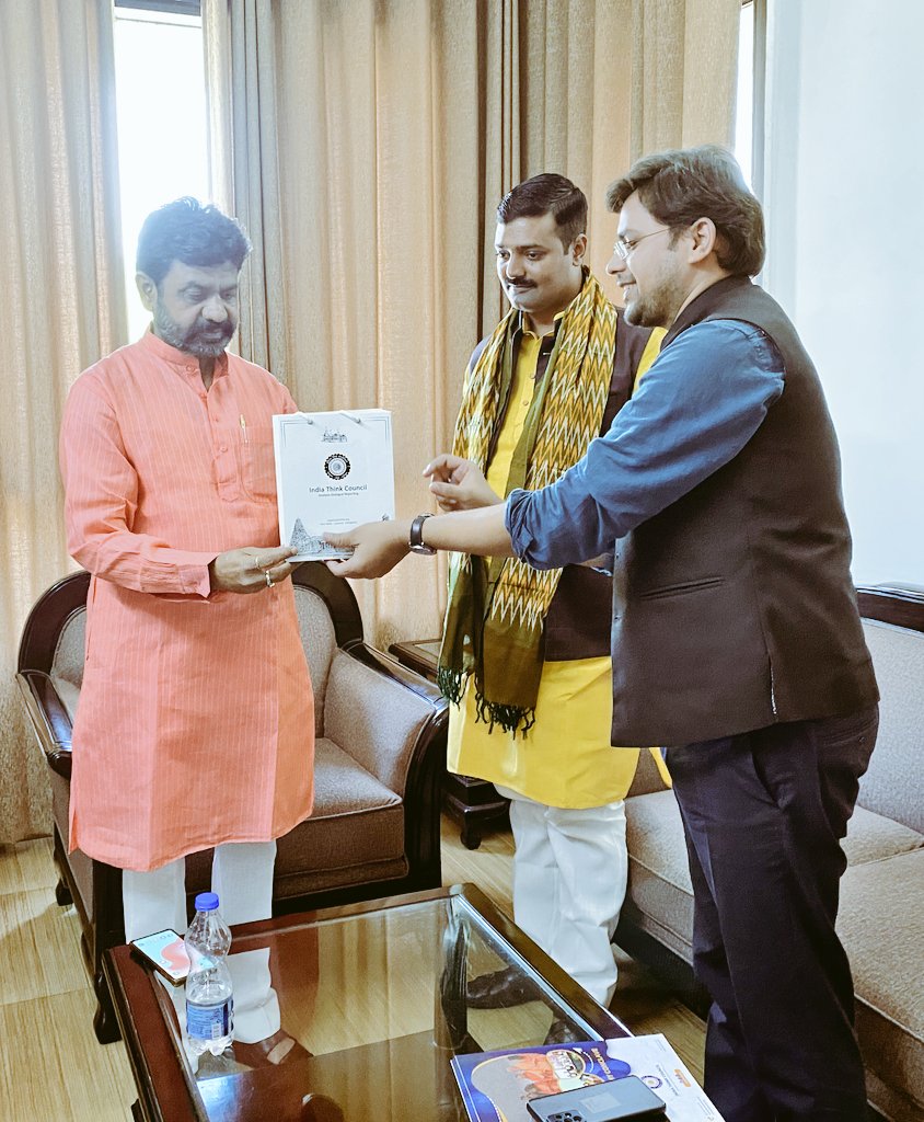 CEC_ITC's tweet photo. Faculty of @IndiathinkOrg Shri @rakeshbjpup and Director Shri @ITC_SaurabhP invited Shri @dayalugurubjp Ji ,Hon. Minister @UPGovt at UP Sadan in New Delhi for the *wellness Toursim* roundtable at EDII, Gandhinagar;Part of #CEC22 @uptourismgov @MukeshMeshram @jaiveersingh099 https://t.co/EGHFlcjXim
