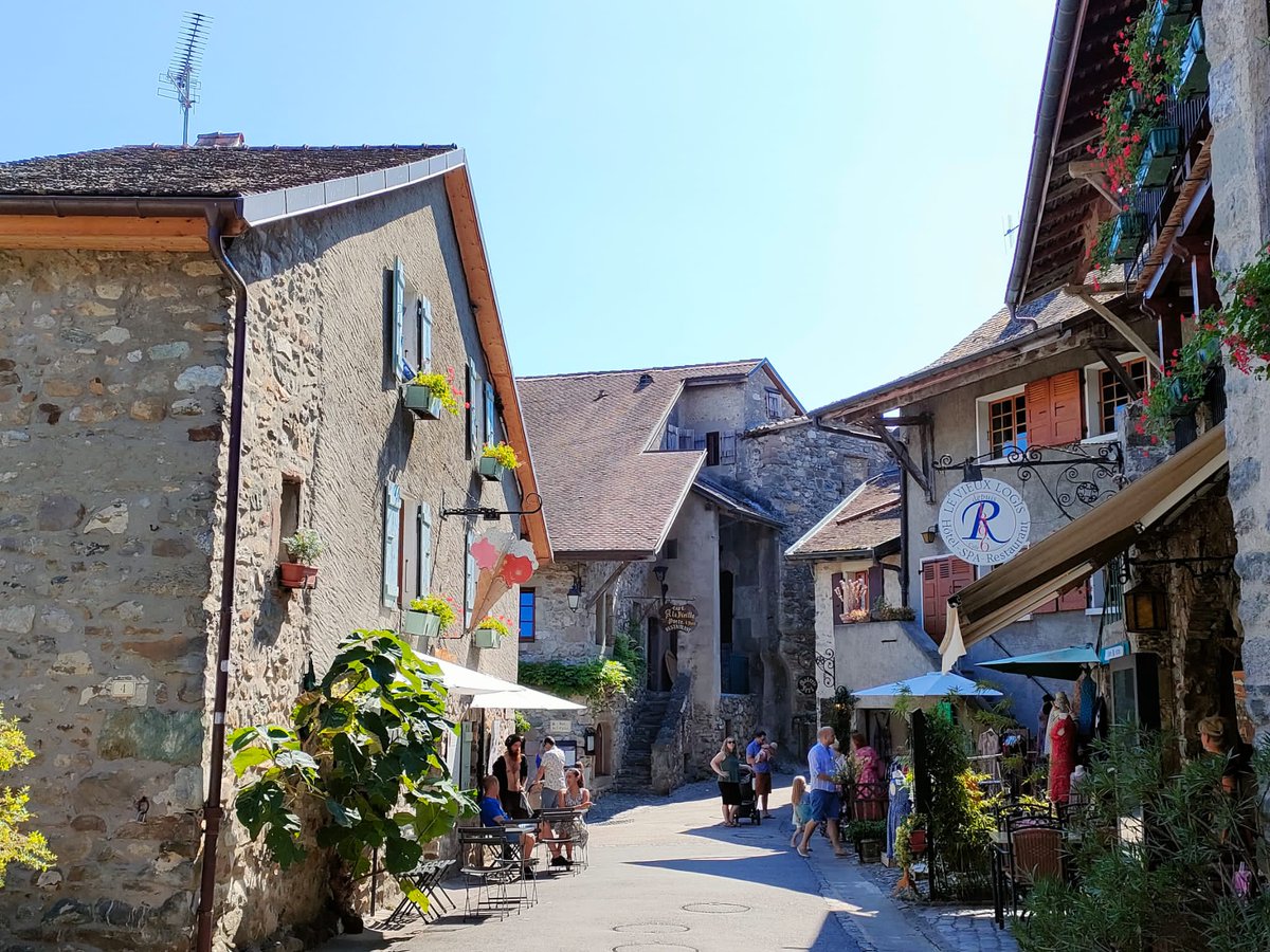 vivelavidaroca's tweet photo. Como visitar 3 #países en un día 🇫🇷🇨🇭🇮🇹? Así titulamos nuestro día 1 en este #roadTrip por los #alpes que nos llevó a: #Yvorie, un precioso pueblo frances; el #castillodechillon en #Suiza a orillas del #lagoleman y al #valledeaosta en #Italia donde vamos a estar 4 días.
#spainTB https://t.co/KSZz18czI2