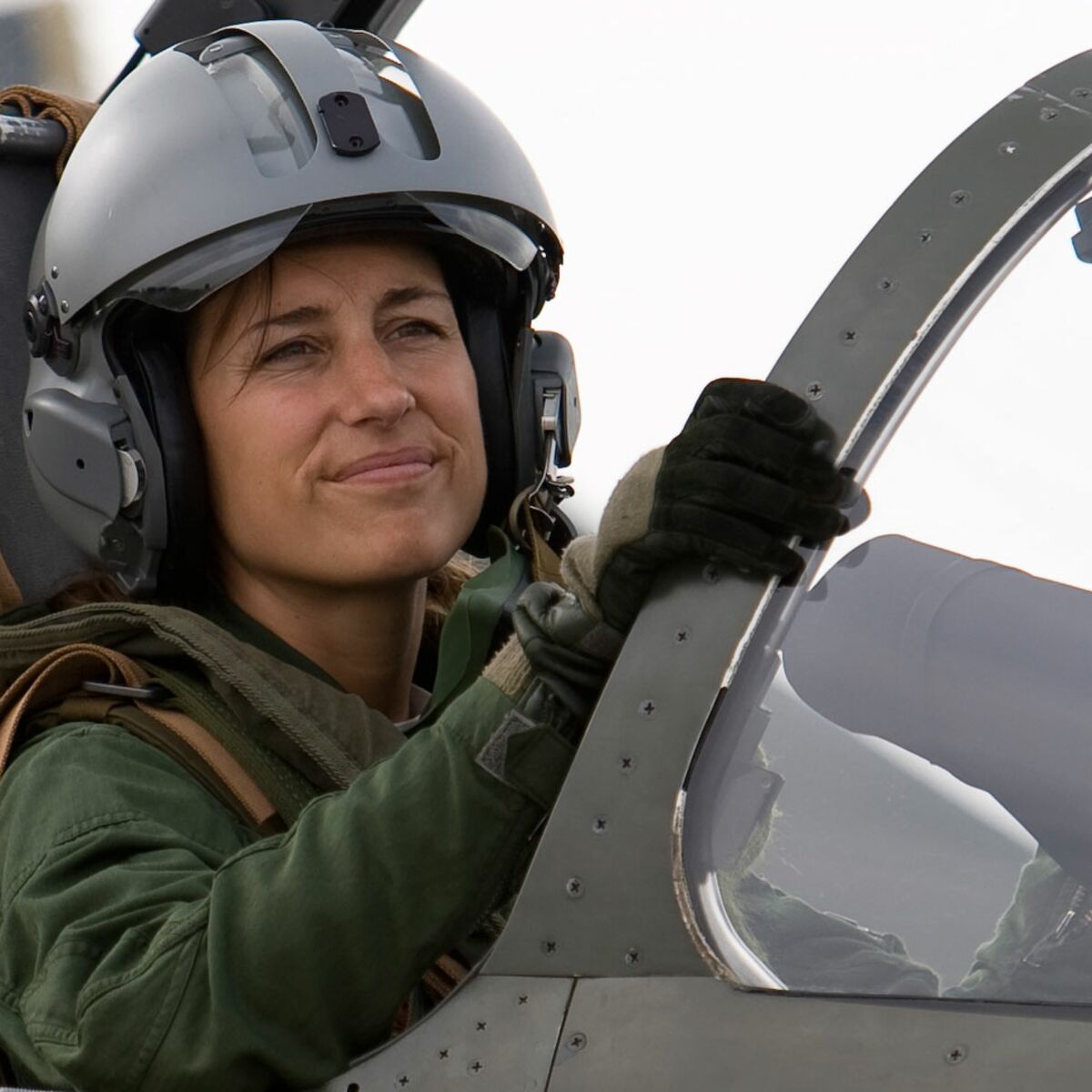 Bienvenue au colonel Anne-Laure Michel, première femme pilote de chasse à prendre le commandement de la base d’Istres.
Son parcours est un exemple pour beaucoup.
Merci à nos soldats qui, dans ces moments de menaces permanentes,  assurent notre #sécurité.
