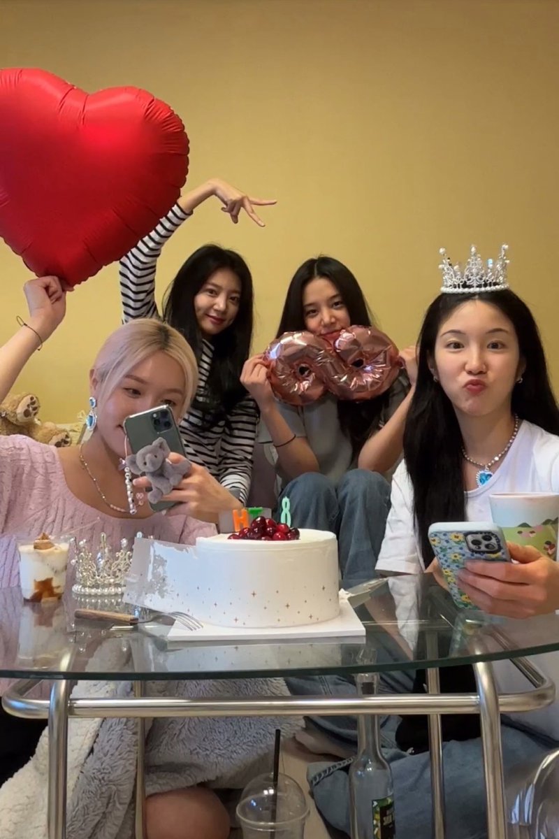 DreamBoumKiss's tweet photo. Okay our wish comes true 😅😅😅
#8YearsWithLABOUM #LABOUM #라붐 @officialLABOUM https://t.co/DAeJHmDT8i