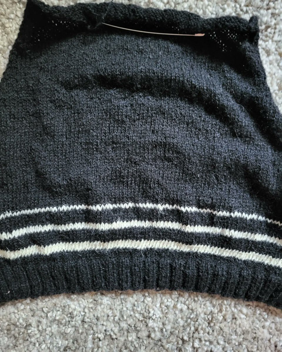 NicholsJuniper's tweet photo. From fleece to cardi... Well some of it.
Spun some more yesterday to finish a cropped cardigan of Alpaca and Merino
#fromfleecetoyarn #yarnspinning #yarnspinnersofinstagram #woolspinning #woolspinnersofinstagram #knitting #wool #yarn #alpaca #spinningwheel #ashfordspinningwheel https://t.co/Z3dFMtXLRM