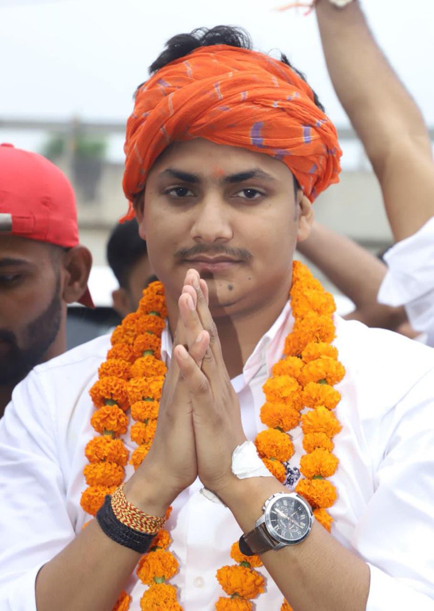 भगवान श्री कृष्ण ने कहा था की लोहा जितना तपता है उतनी ही ताकत भरता है, सोने को जितनी आग लगे वो उतना प्रखर निखरता है.

हीरे पर जितनी धार लगे वह उतना खूब चमकता है, मिट्टी का बर्तन पकता है तब धुन पर खूब खनकता है.