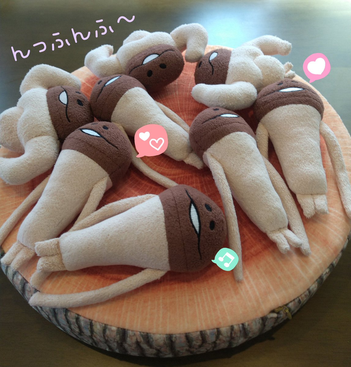 職場の方が、なめこに切り株をくれました。発見したマッスルたちは大喜びで、早速切り株の感触を楽しんでいます。いつの間にか、長いものも集まってきました。