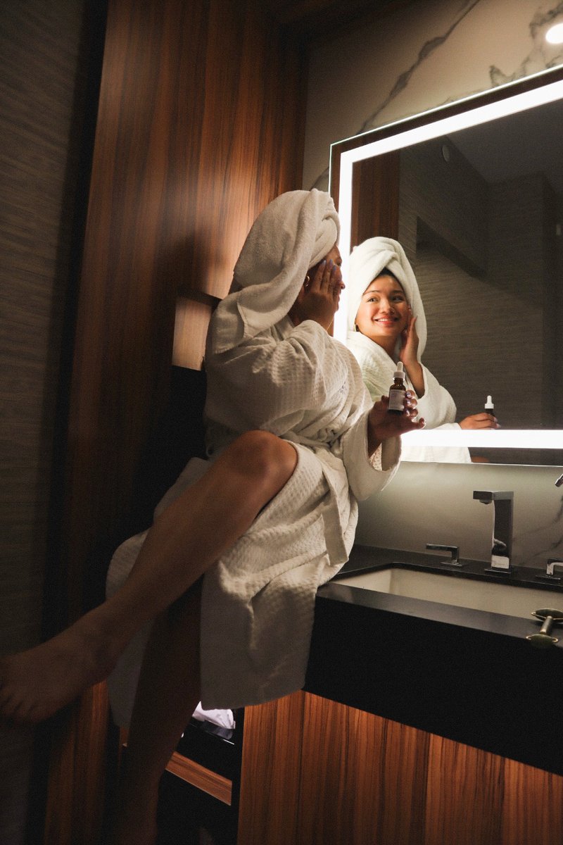 HyattCalgary's tweet photo. What’s the first thing you check when you get into your hotel room? The bathroom of course! @httpsean_ca #CalgaryHyatt #HyattRegencyCalgary #yychotel #calgaryhotel #yycinfluencer https://t.co/5F1fbSQXlu