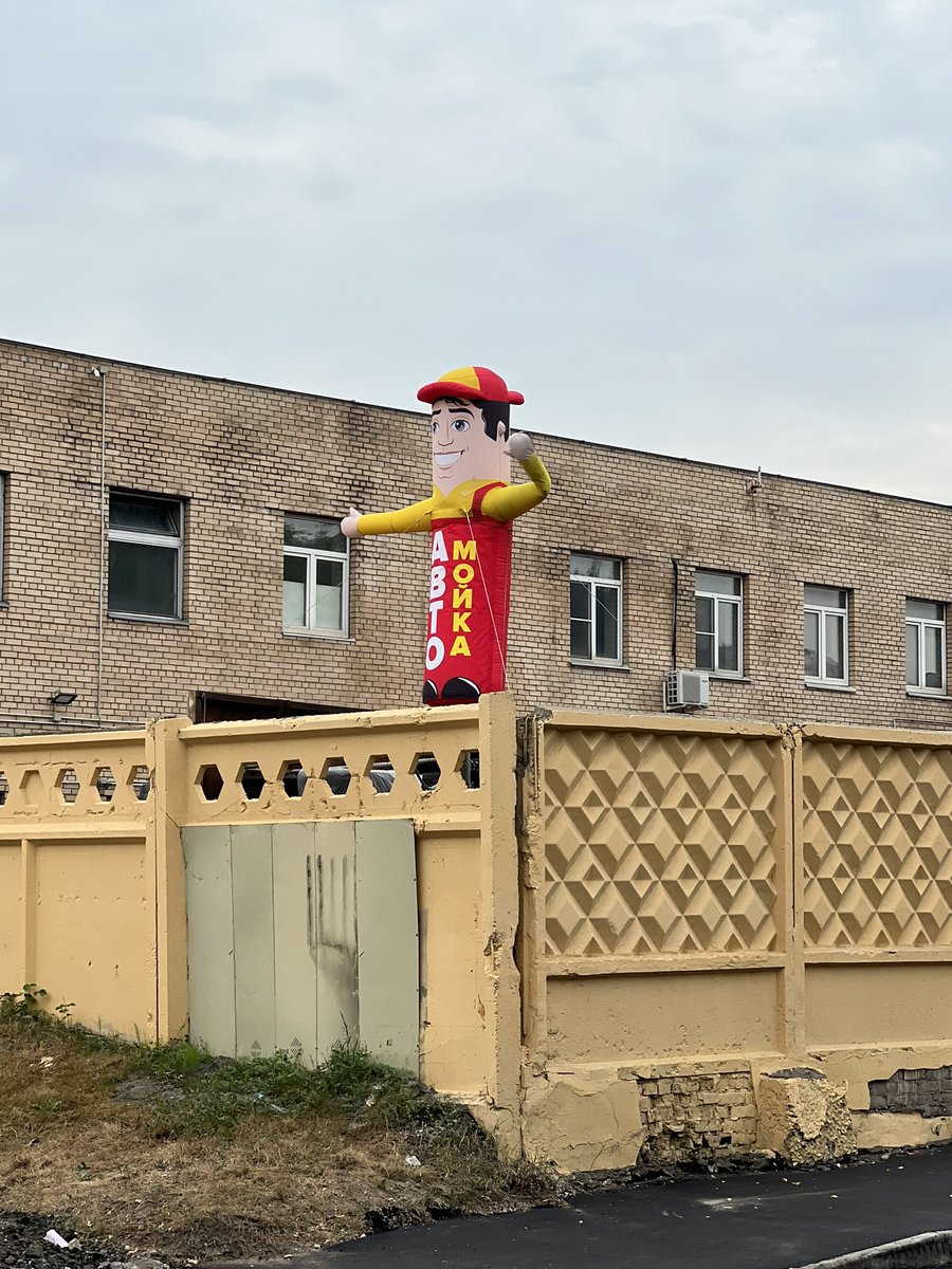 фанатская теория, которая потрясла киноманов: вот эти резиновые ребята из Nope, чубзик из Better Call Saul и хуевина, которую я вижу каждый день на улице Рогова, принадлежат одной надувной мультивселенной