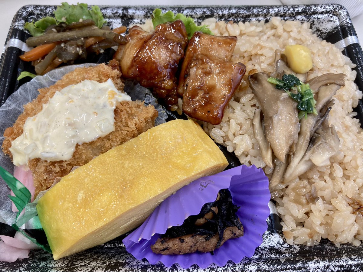 shippo0108's tweet photo. 遅めのランチ🍴
#ランチ 
#弁当
#ヤオコー
#秋
#カキフライ https://t.co/XstsckEhUe